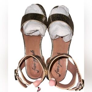 {NWOB Free People Metallic Gold Buckle Strap Platform Sandals in Size 40 / 9}